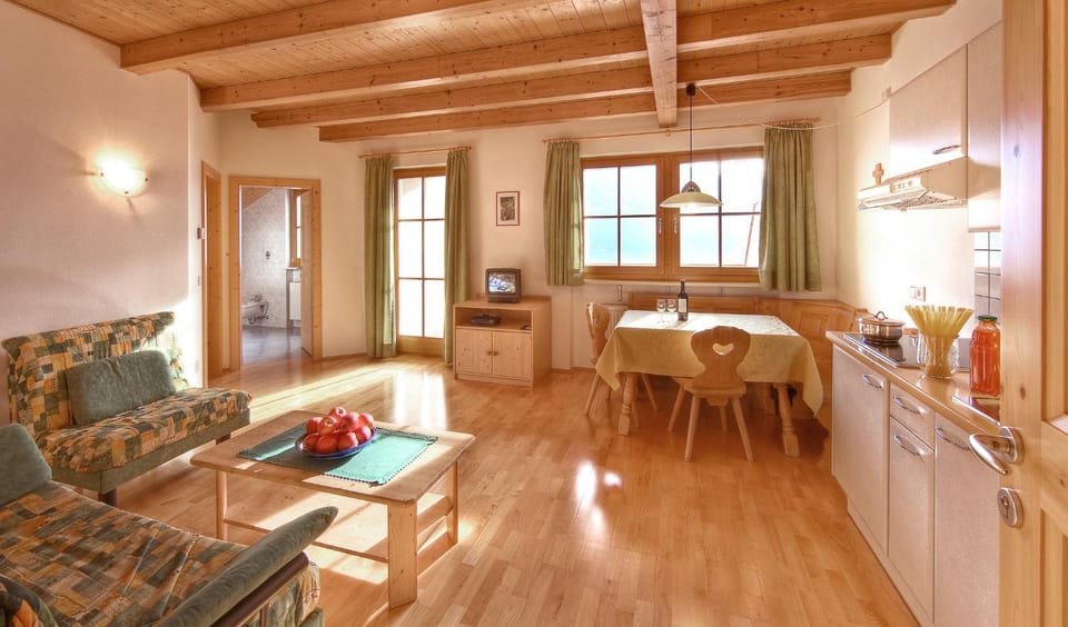 Kitchen or kitchenette, Living room, Seating area, Dining area