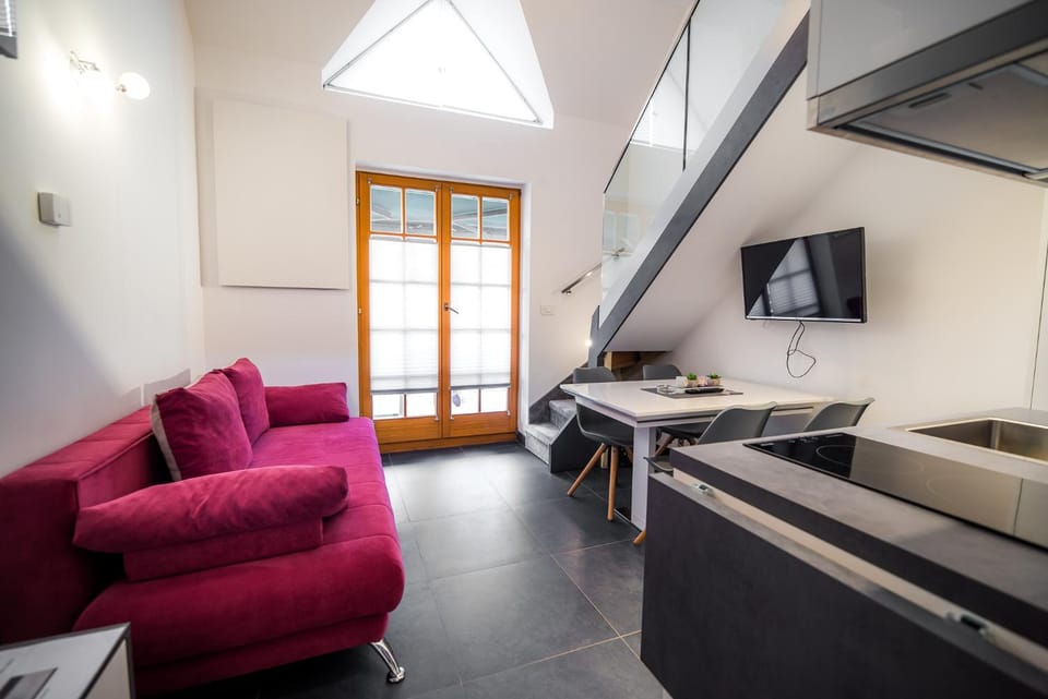 TV and multimedia, Kitchen or kitchenette, Living room, Seating area, Dining area