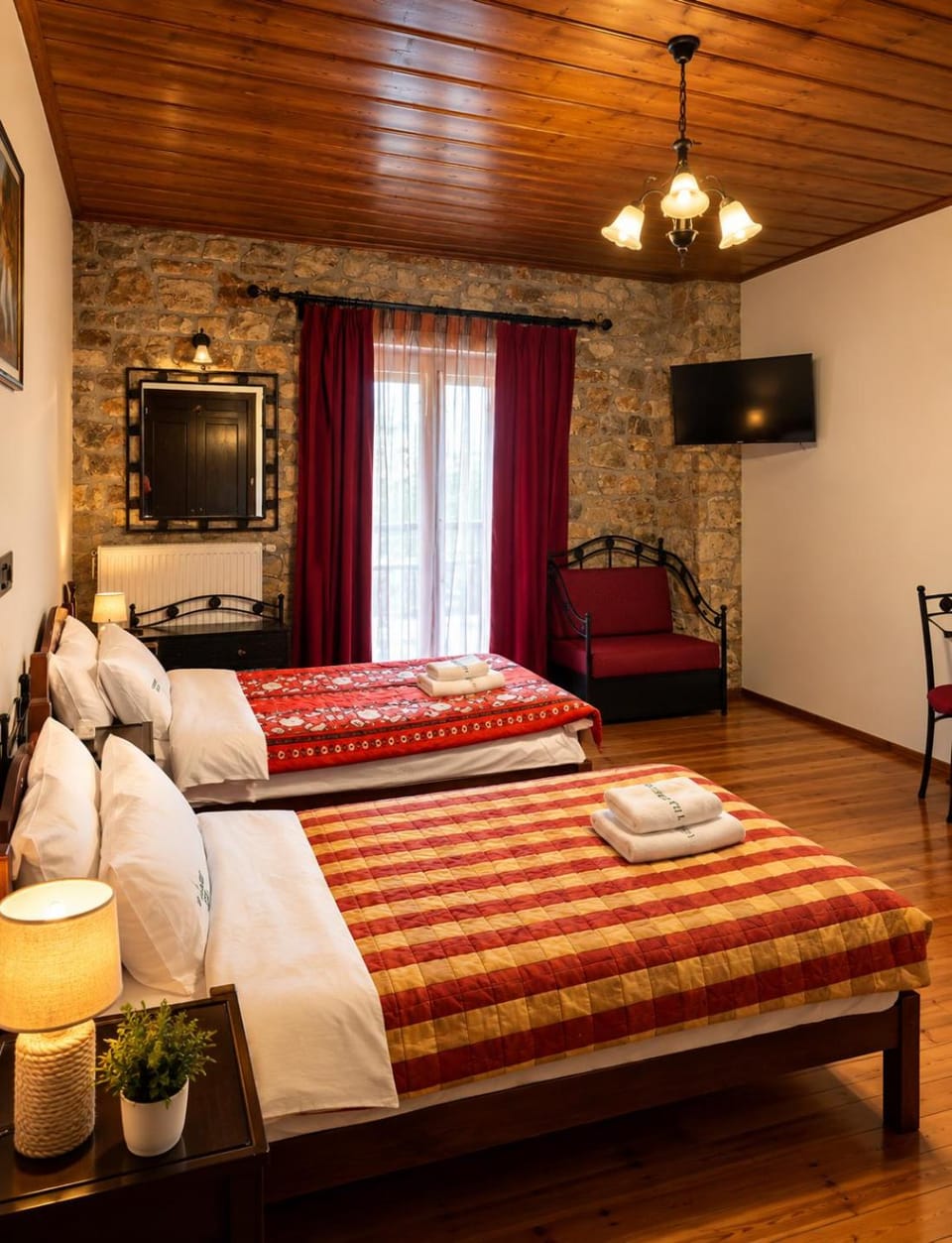 Bed, TV and multimedia, Photo of the whole room, Bedroom