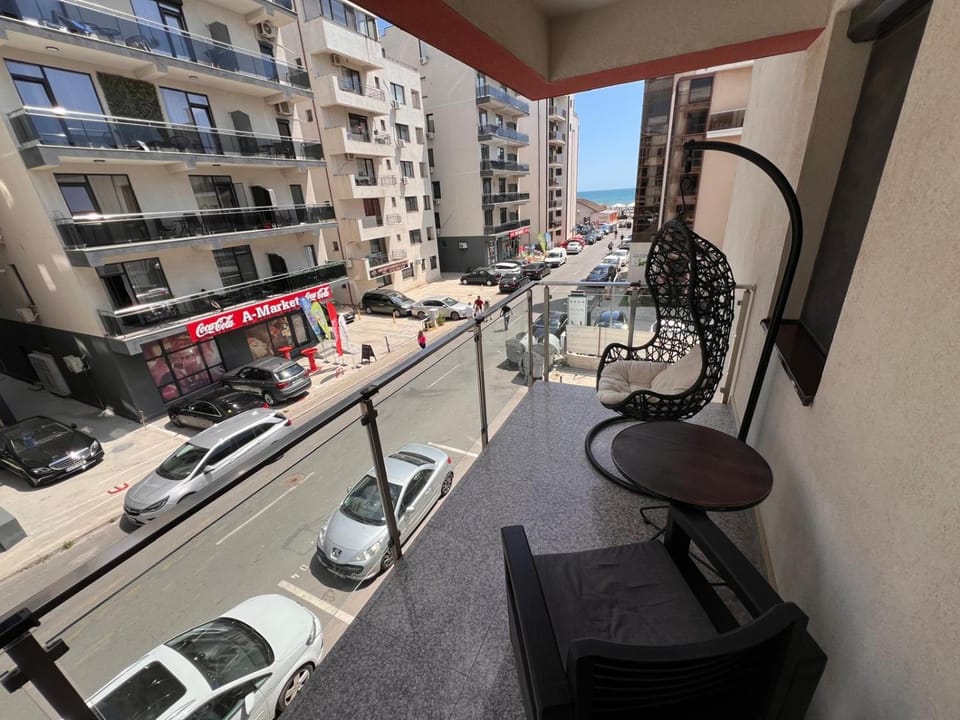Balcony/Terrace, Street view
