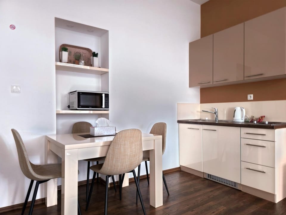 Kitchen or kitchenette, Dining area, microwave
