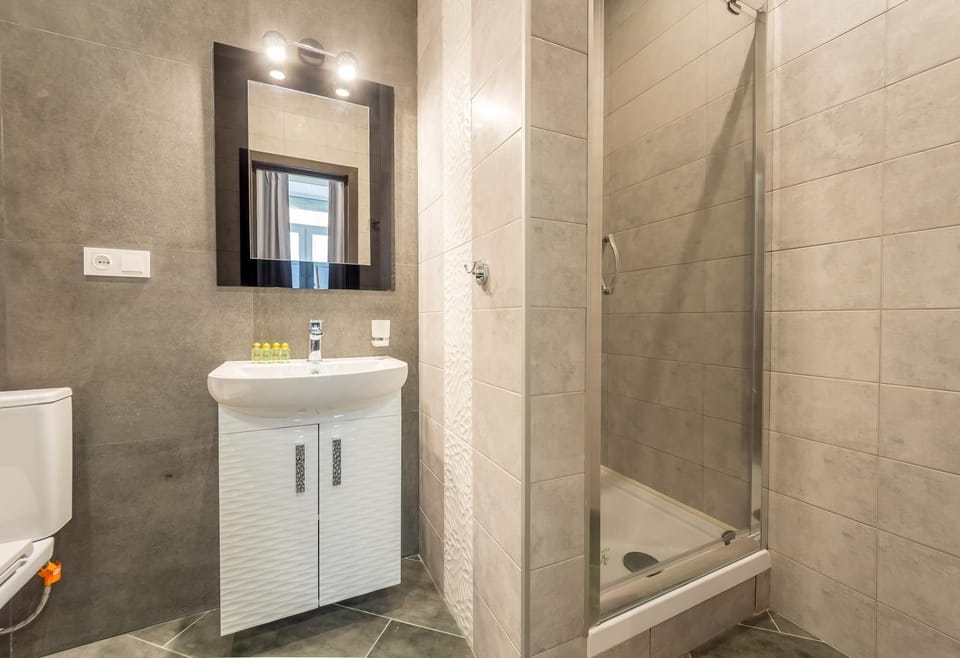 Shower, Toilet