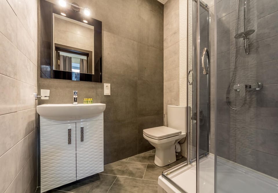 Shower, Toilet