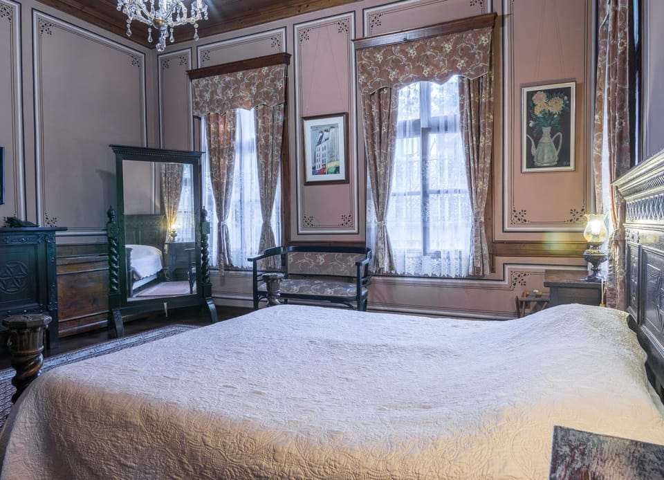 Bed, Photo of the whole room, Decorative detail, Seating area, Bedroom