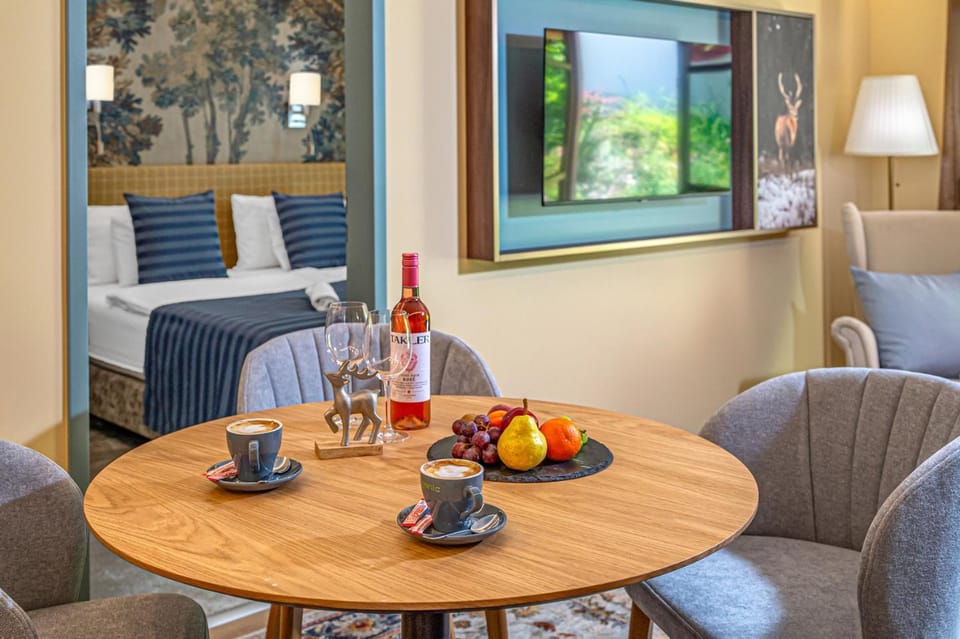 Living room, Photo of the whole room, Seating area, Dining area, Bedroom