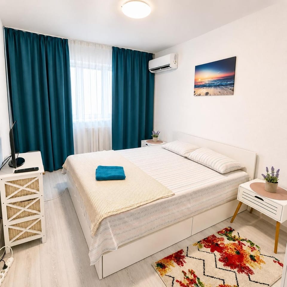 Bed, Bedroom, towels, air conditioner
