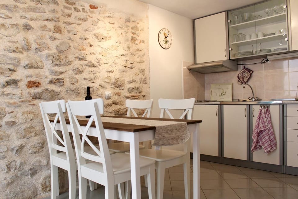 Kitchen or kitchenette, Seating area, Dining area
