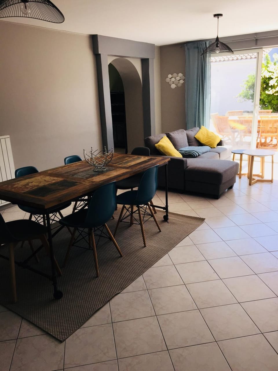 Communal lounge/ TV room, Decorative detail, Garden view, Family