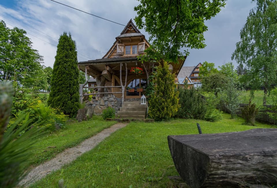 Property building, Nearby landmark, People, Neighbourhood, Natural landscape, Ski School, Skiing, Hiking, Cycling, On site, Guests, group of guests, Family