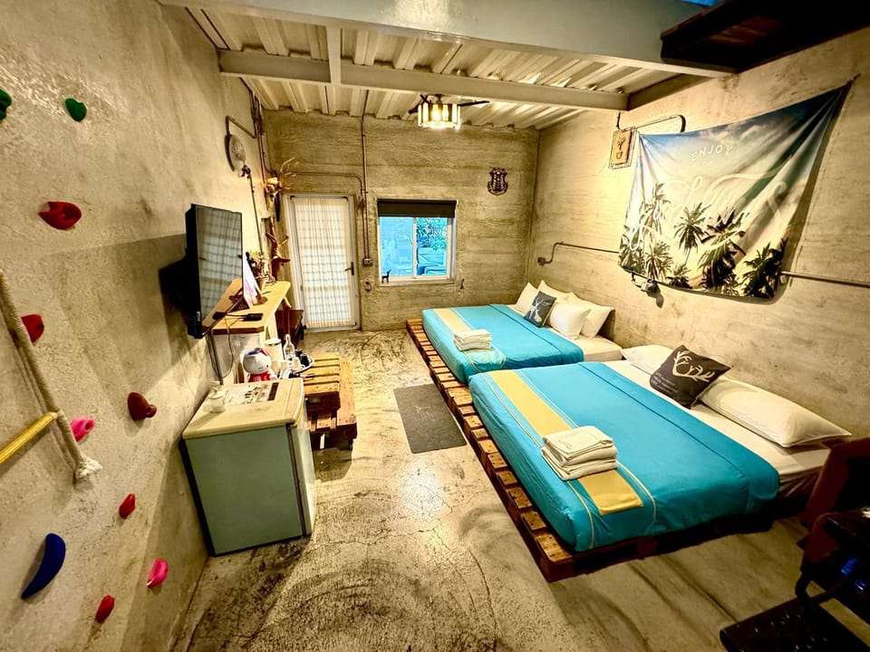 Bed, TV and multimedia, Photo of the whole room, Bedroom