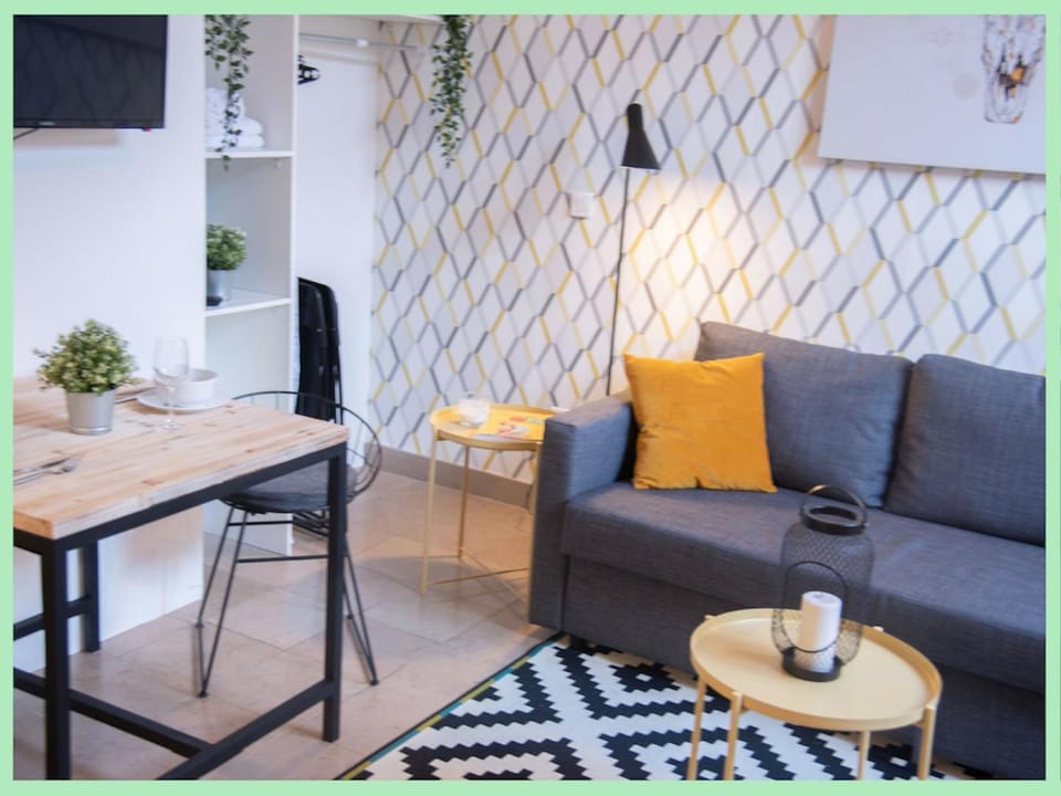 Coffee/tea facilities, Living room, Seating area, Dining area