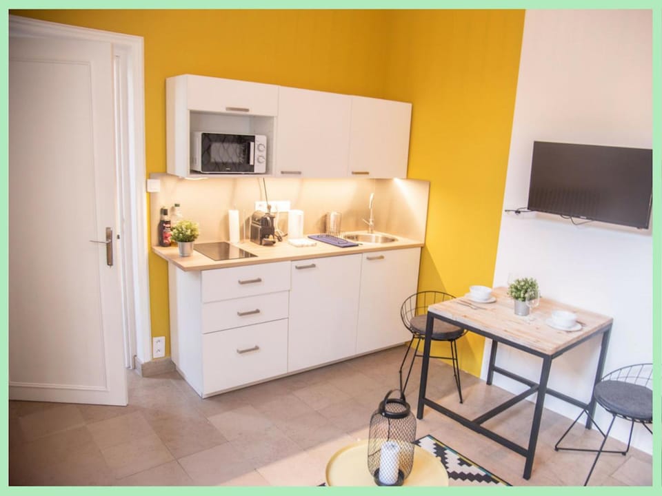 Coffee/tea facilities, Kitchen or kitchenette, Dining area