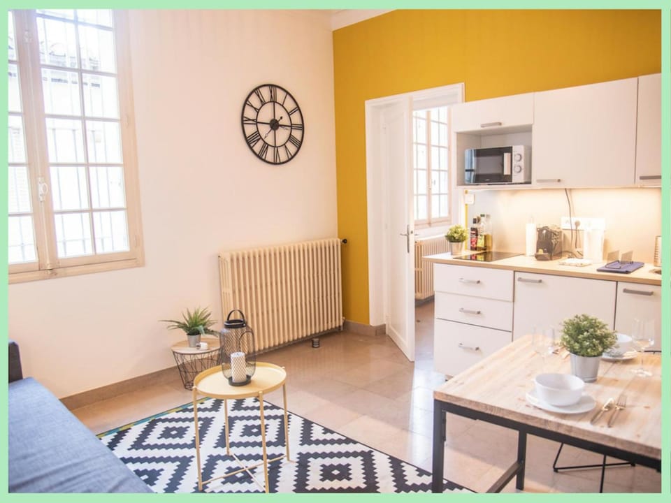 Coffee/tea facilities, Kitchen or kitchenette, Dining area