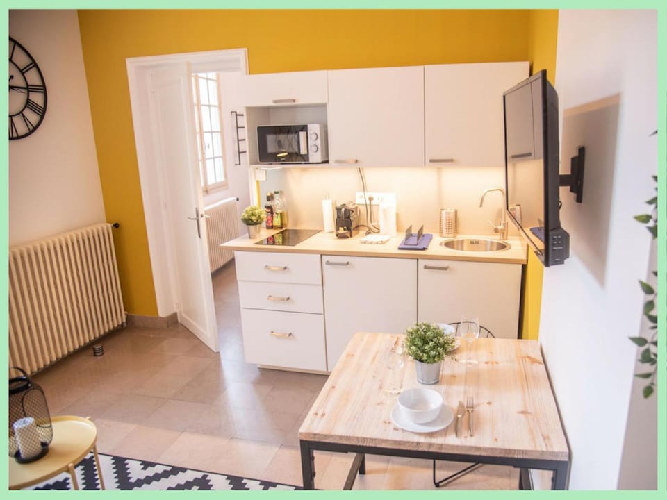 Coffee/tea facilities, Kitchen or kitchenette, Dining area
