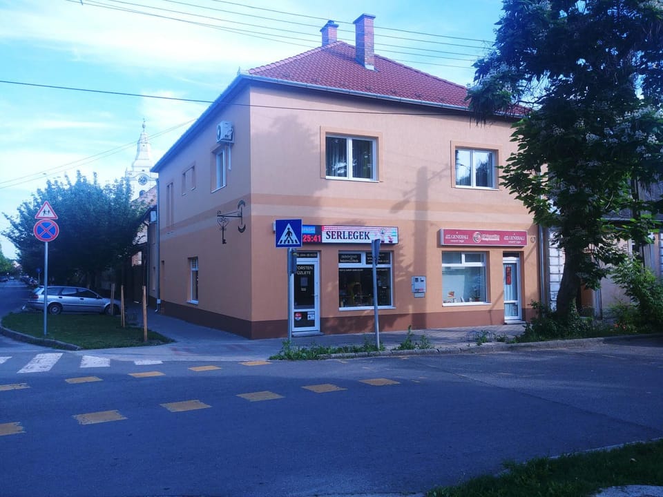 Sarok Apartmanház Apartment in Hungary