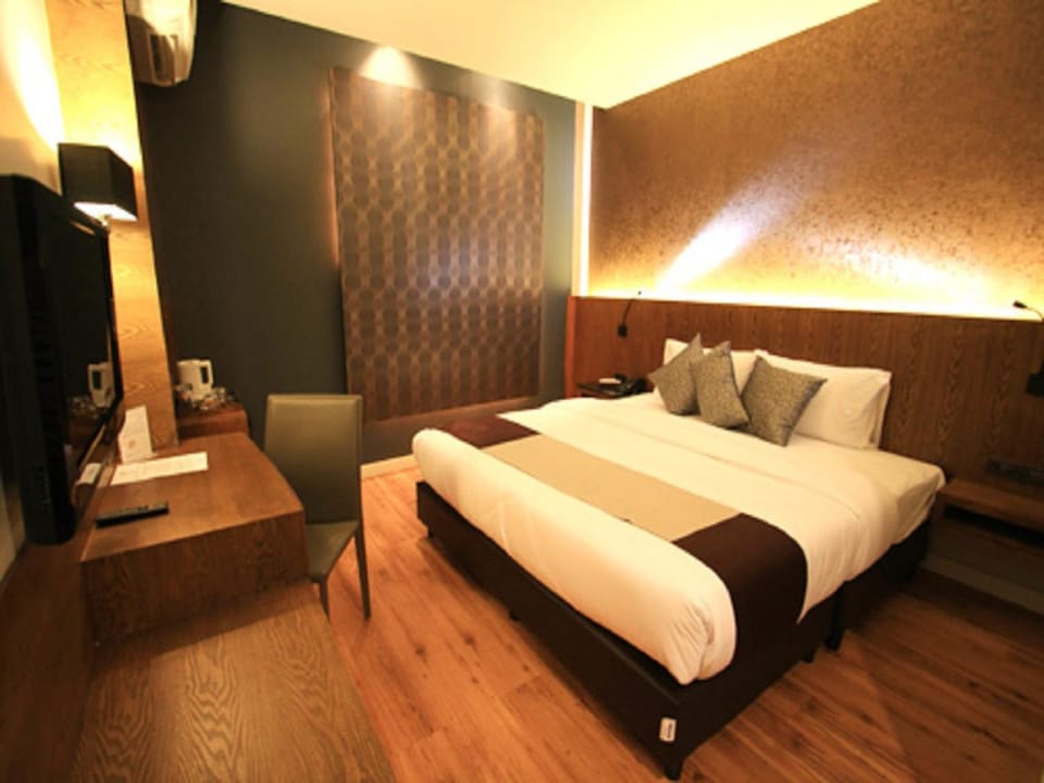 Bed, TV and multimedia, Photo of the whole room