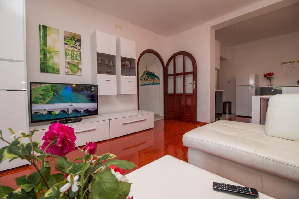 Communal lounge/ TV room, TV and multimedia, Living room, Seating area