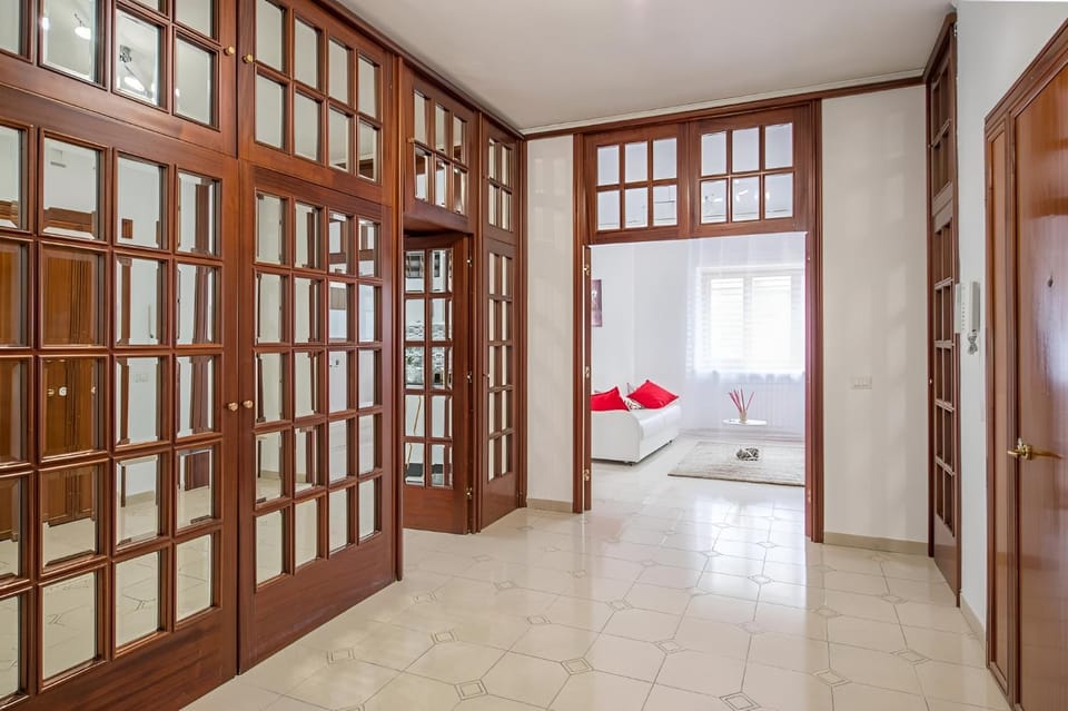 Facade/entrance, wardrobe
