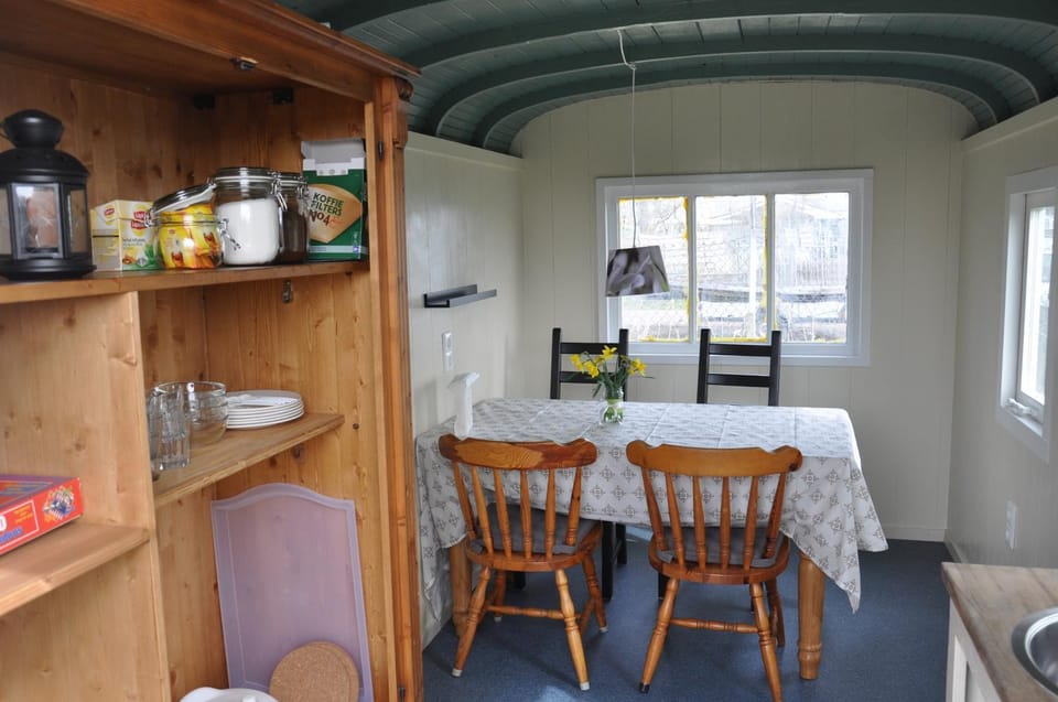 Coffee/tea facilities, Kitchen or kitchenette, Dining area