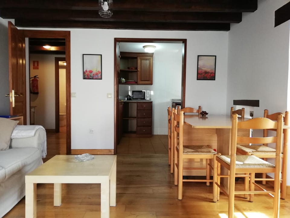 Photo of the whole room, Decorative detail, Decorative detail