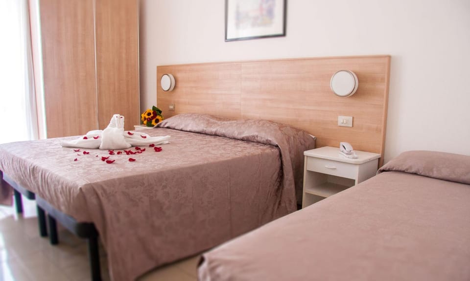 Bed, Photo of the whole room, Decorative detail, Bedroom