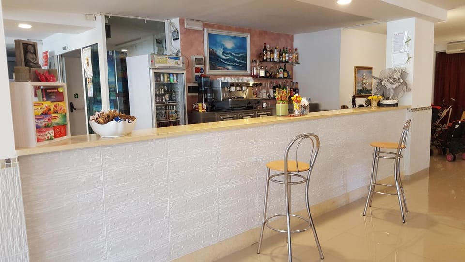 Lounge or bar, Drinks, Alcoholic drinks, Non alcoholic drinks