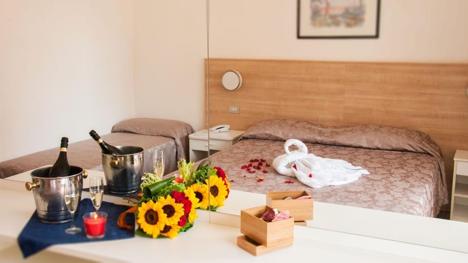 Bed, Photo of the whole room, Decorative detail
