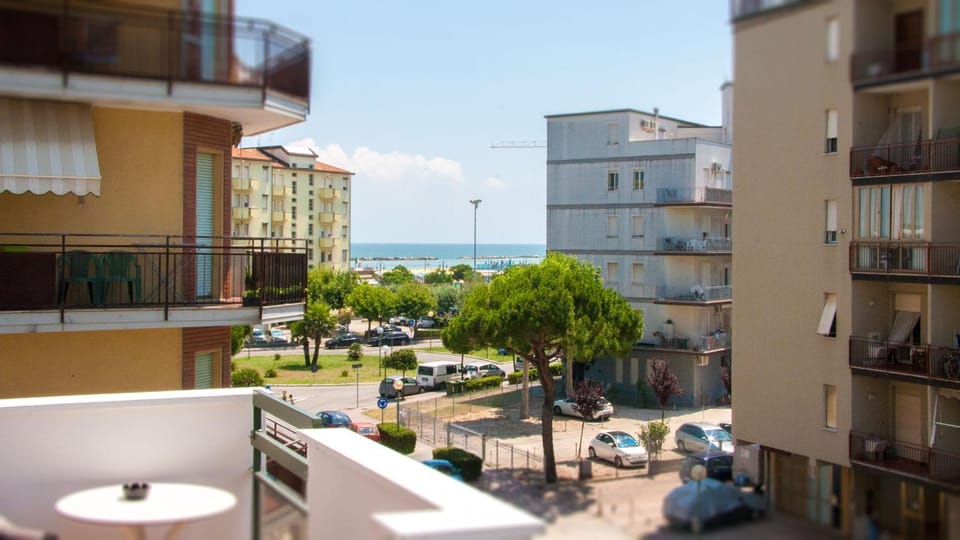 Photo of the whole room, Sea view, Street view