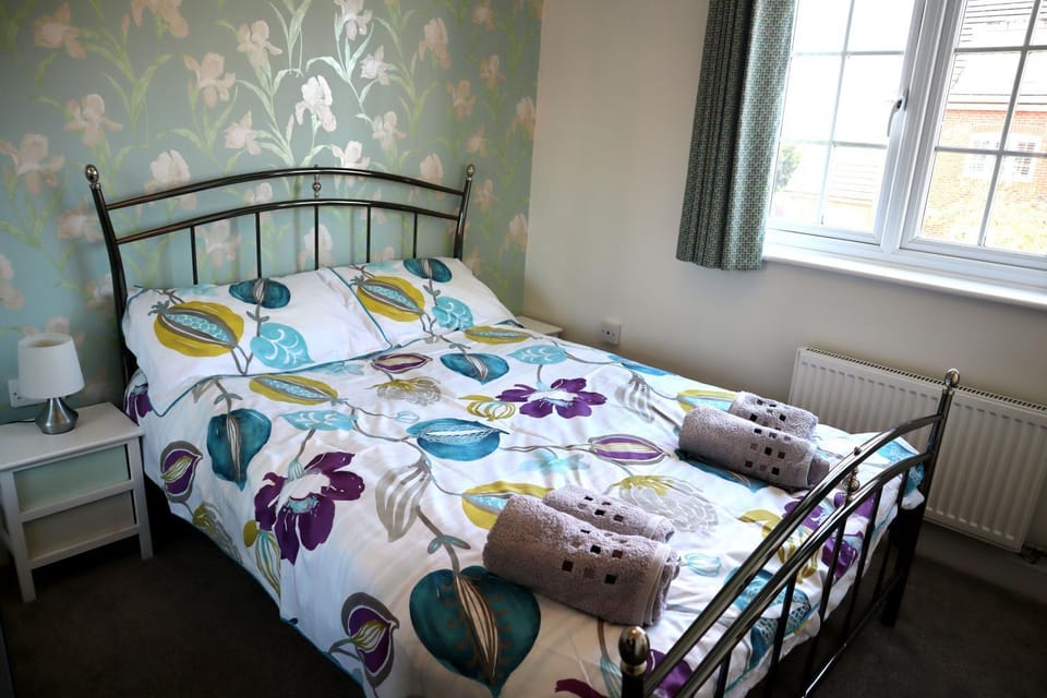 Bed, Photo of the whole room, Bedroom, towels
