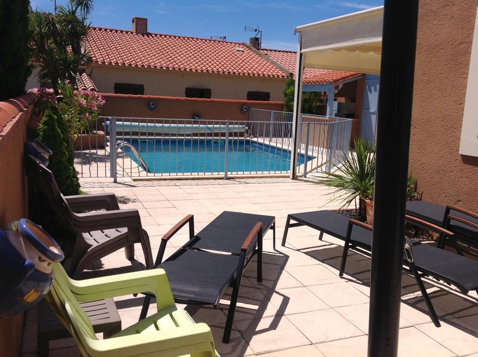 Patio, Swimming pool, Swimming pool