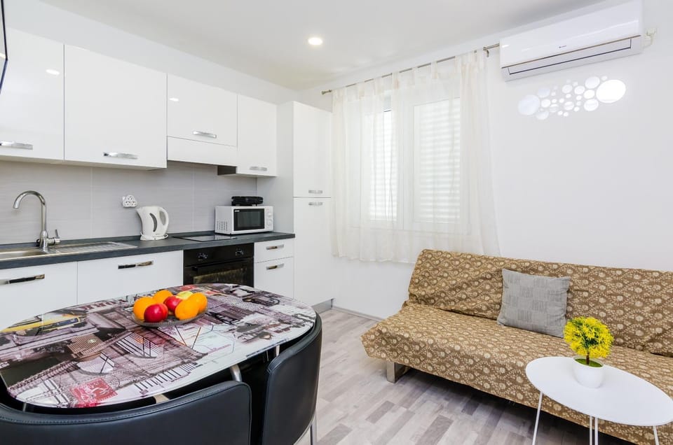 Kitchen or kitchenette, Living room, Dining area