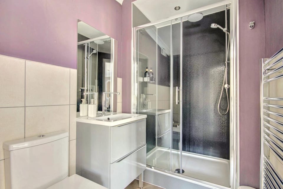 Shower, Toilet, Bathroom, towels