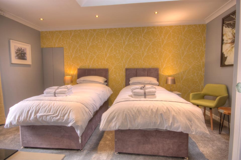 Bed, TV and multimedia, Bedroom