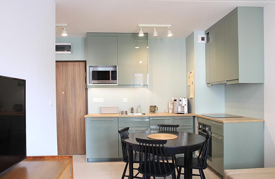 Kitchen or kitchenette, Dining area
