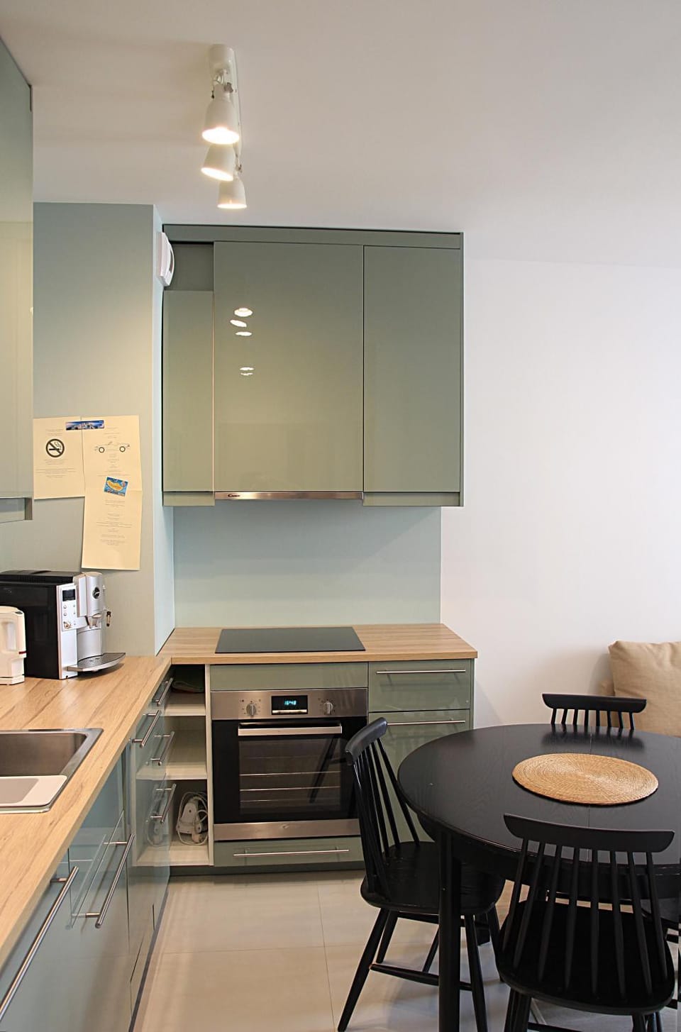 Kitchen or kitchenette, Dining area