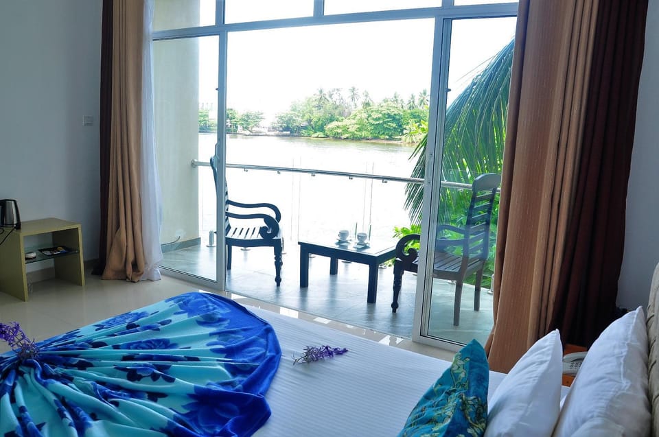 Bed, Balcony/Terrace, River view