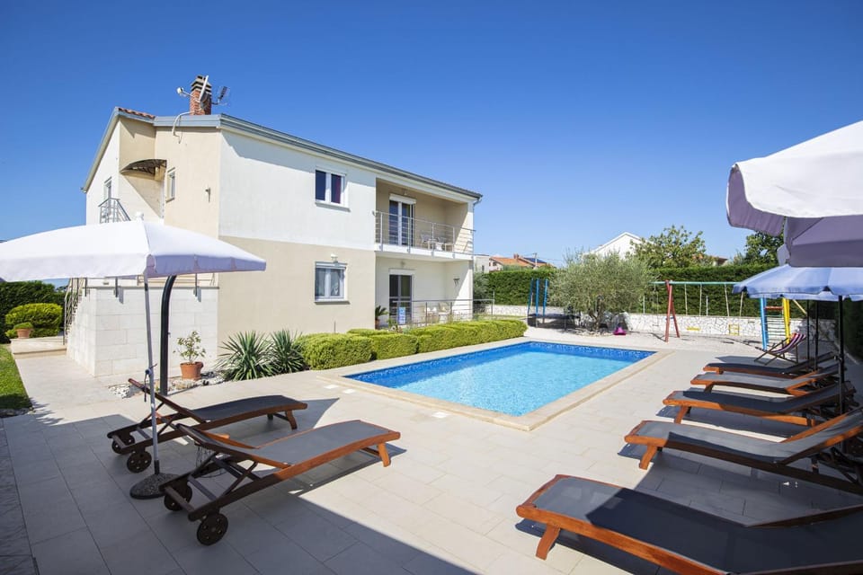 Property building, Swimming pool, sunbed