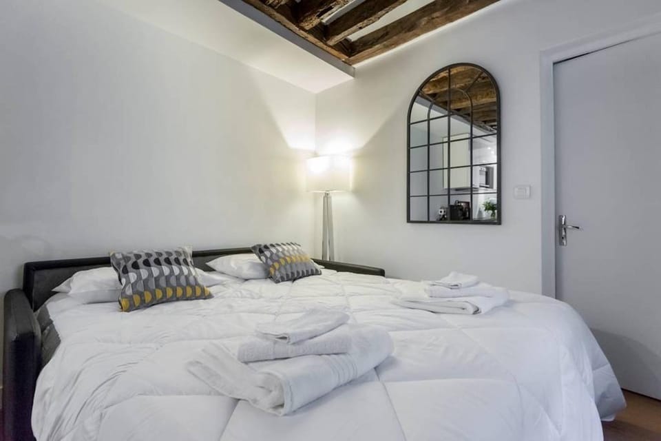 Bed, Photo of the whole room, Bedroom, towels