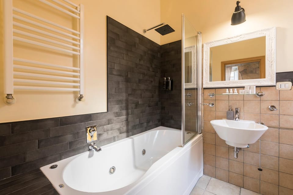 Hot Tub, Bathroom
