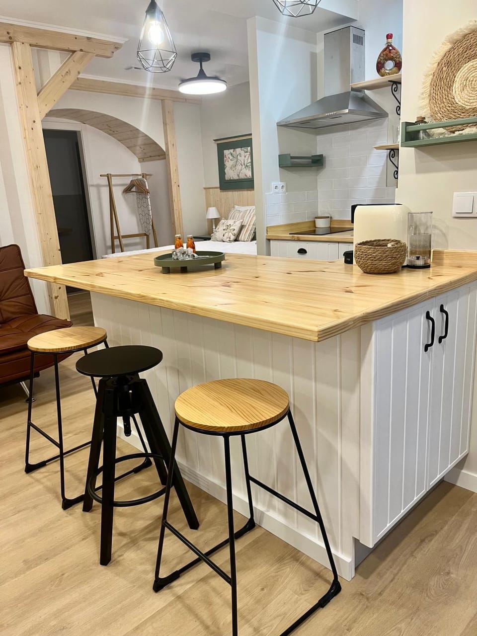 Kitchen or kitchenette, Dining area, minibar, stove