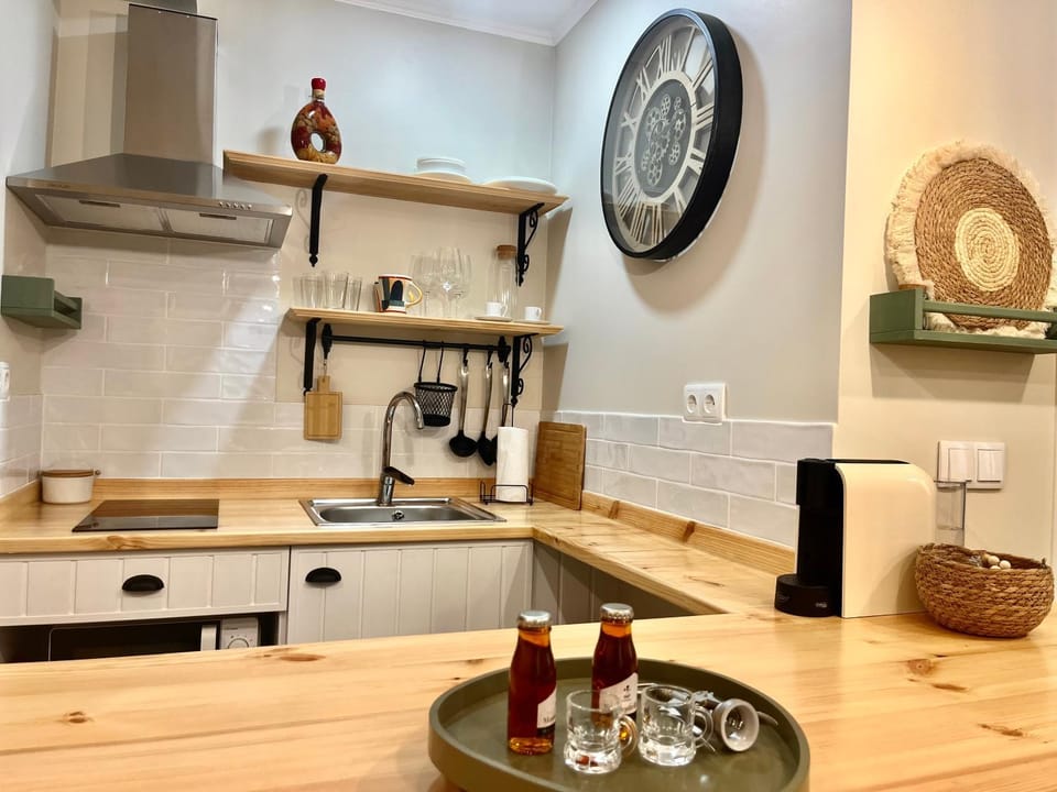 Coffee/tea facilities, Kitchen or kitchenette, Dining area, stove