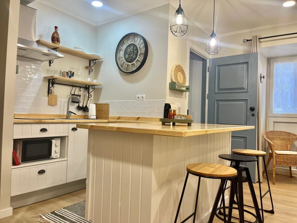 Kitchen or kitchenette, Dining area, minibar, stove, toaster