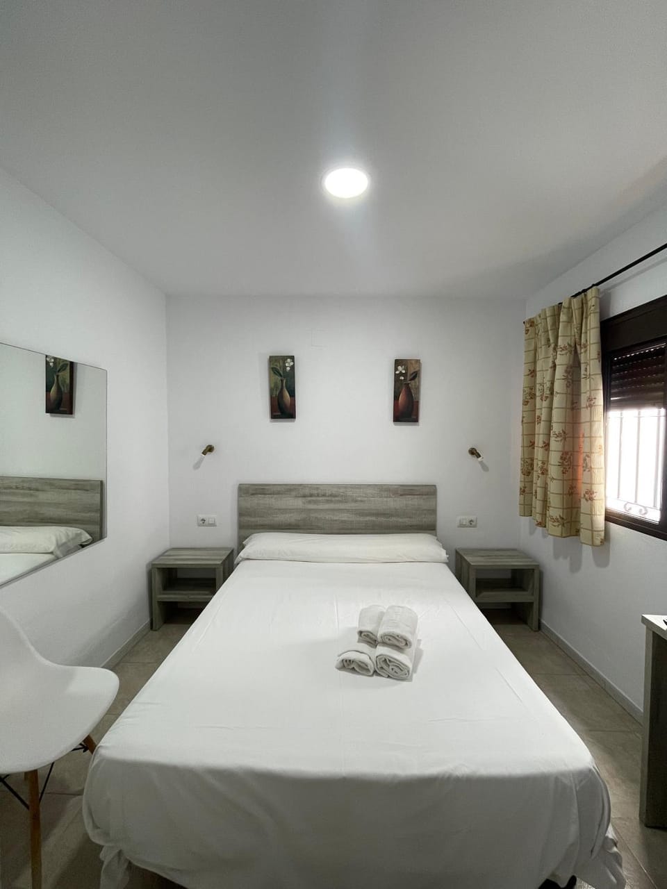 Bed, Photo of the whole room, towels