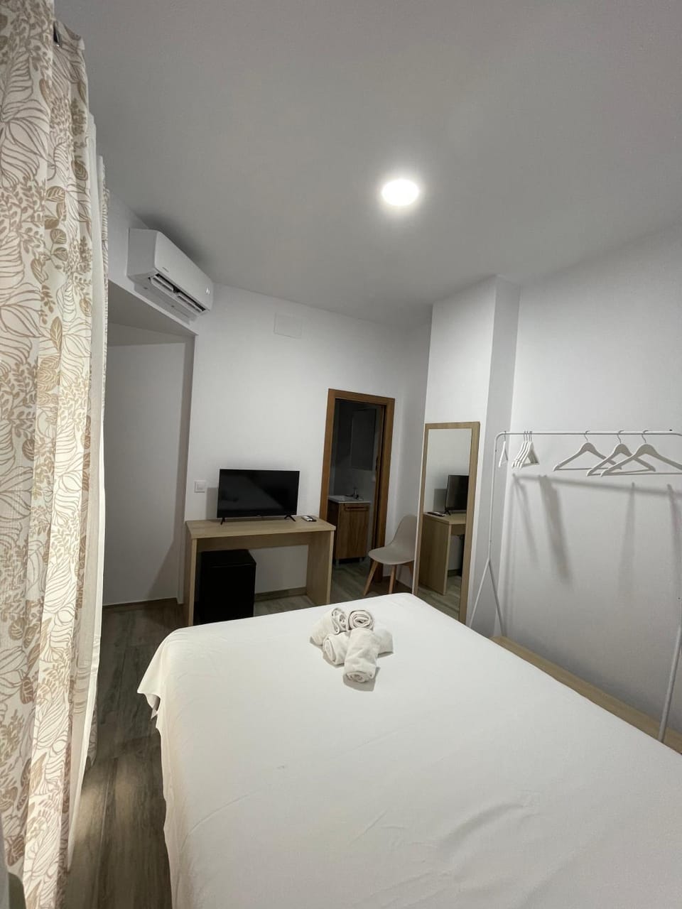 Bed, TV and multimedia, Photo of the whole room, air conditioner