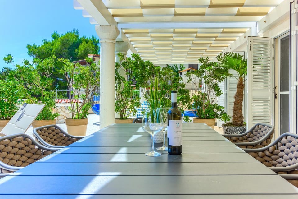 Patio, Day, Balcony/Terrace, Seating area