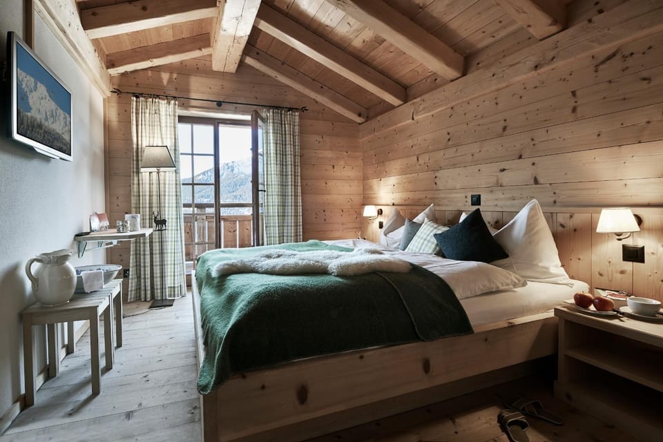 Balcony/Terrace, Bedroom, Mountain view