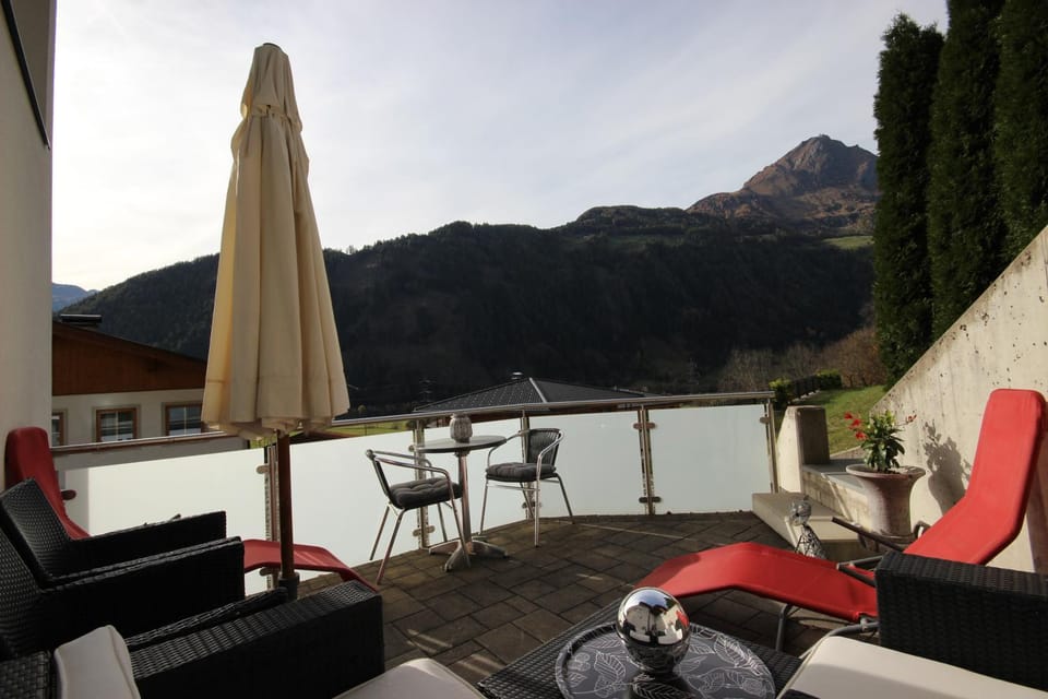 Balcony/Terrace, Mountain view