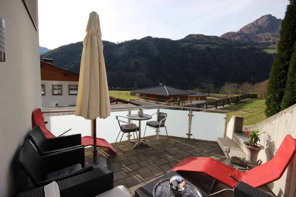 Balcony/Terrace, Mountain view