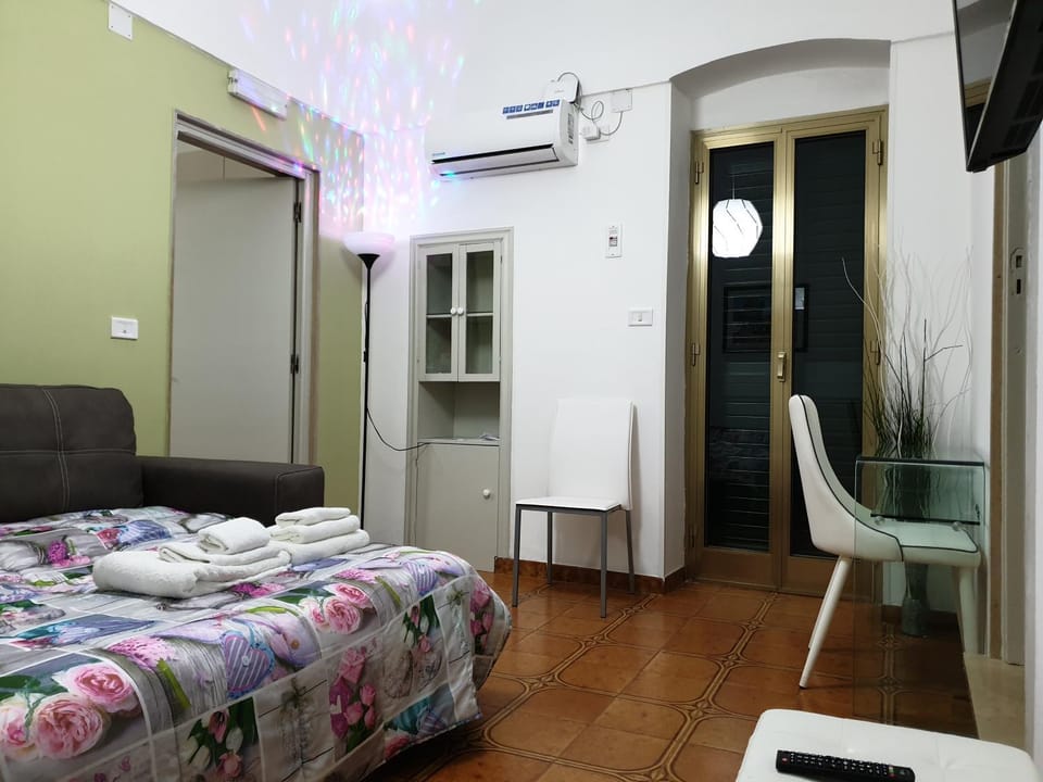 Bed, TV and multimedia, Living room, Photo of the whole room, Bedroom, air conditioner