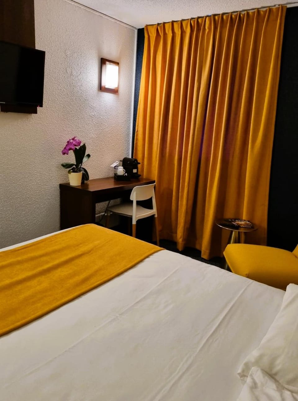 Bed, Photo of the whole room, hair dresser